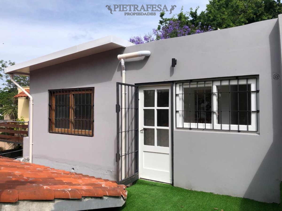 Casa ID.8297 - Casa en alquiler, 1 dormitorio, 1 baño, doble patio, Príamo, Punta Gorda.