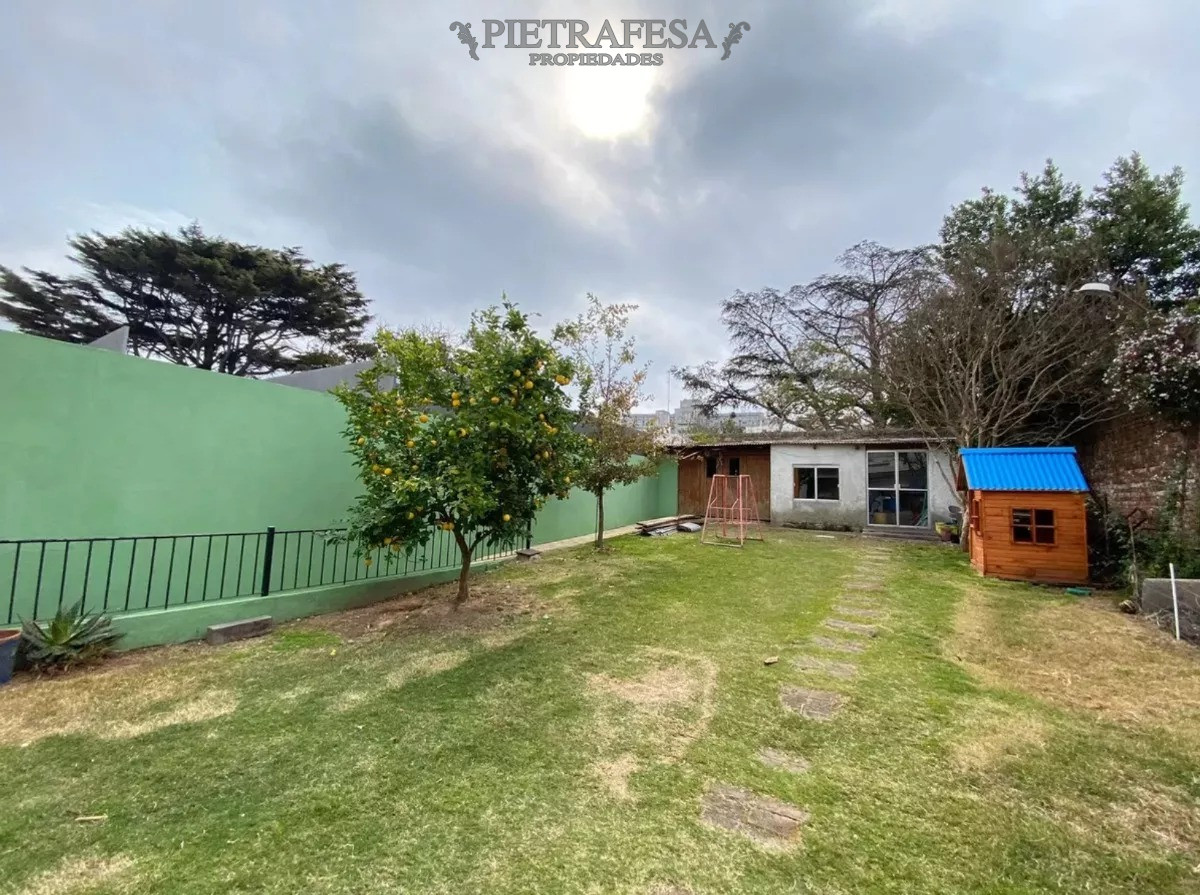 Casa ID.7961 - 2 casas en venta con renta, 4 dormitorios, 3 baños, garaje y fondo- Avenida Cataluña- Parque Batlle