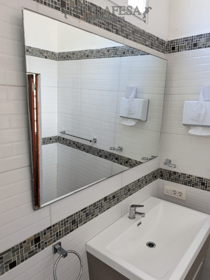 Casa ID.15156 - Gran casa en alquiler, 4 dormitorios, 2 baños, patio con parrillero, cochera. La Blanqueada.