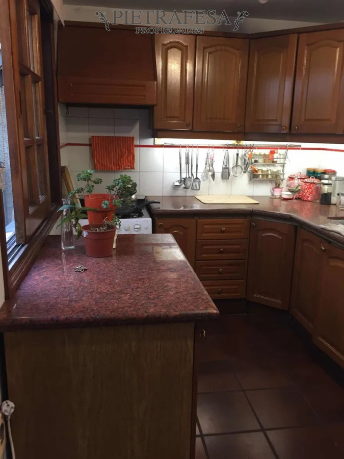 Casa ID.7882 - Casa en venta con renta, 3 dormitorios, 4 baños, cochera, Dr. Pablo de María, Cordón.