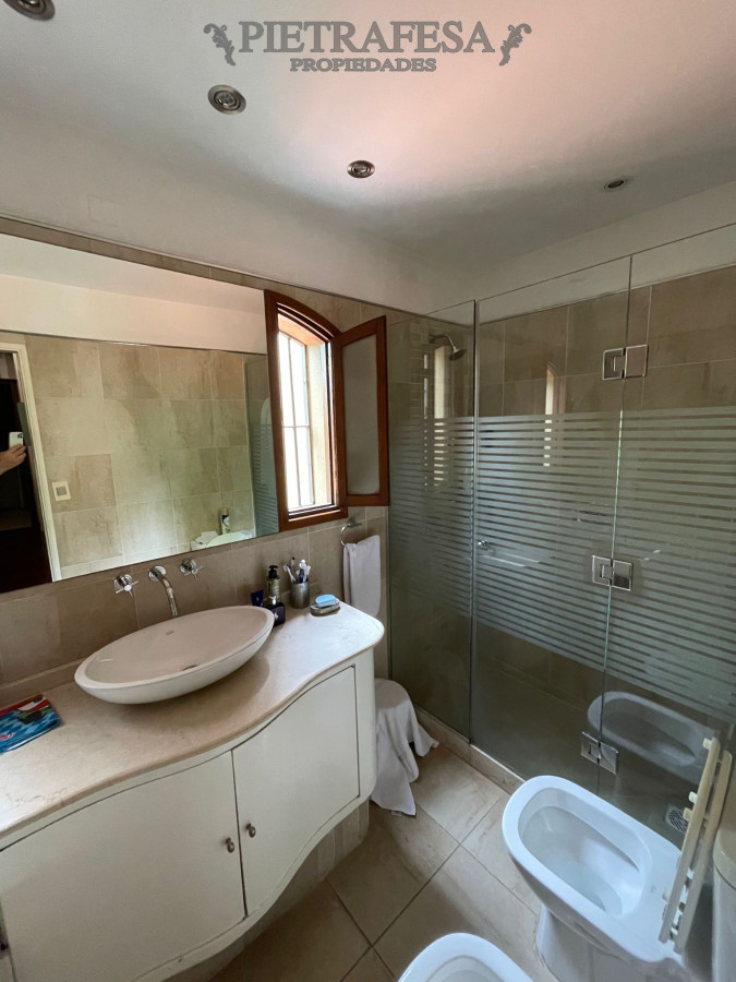 Casa ID.10966 - Casa a la venta, 4 dormitorios, 3 baños, patio, terraza con jacuzzi, garaje 3 autos - Pocitos