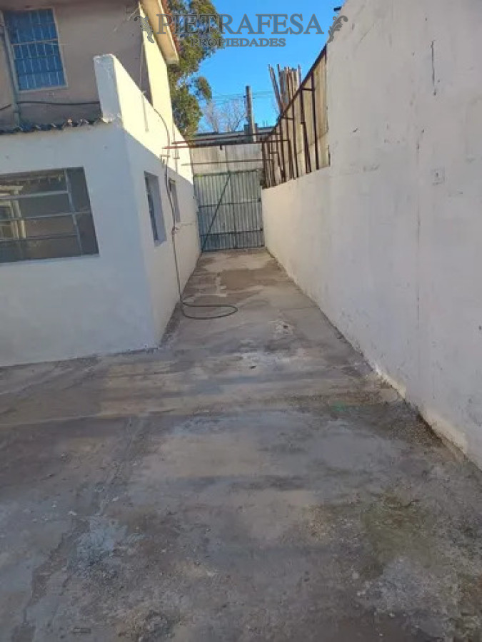 Casa ID.14576 - Casa en alquiler, 6 dormitorios, 2 baños, patio con parrillero, cocheras, azotea. Colon.