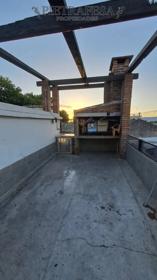 Casa ID.15018 - Casa en venta, 4 dormitorios, 2 baños, terraza con parrillero. Bella Vista.