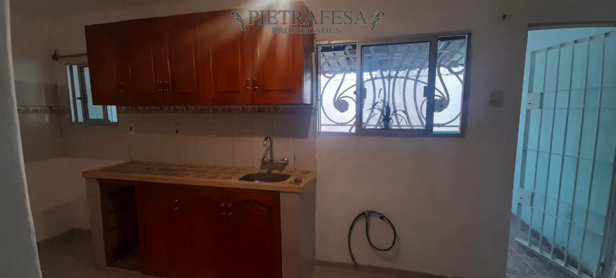 Casa ID.16000 - Casa en alquiler, 2 dormitorios, 1 baño, patio. Capurro.