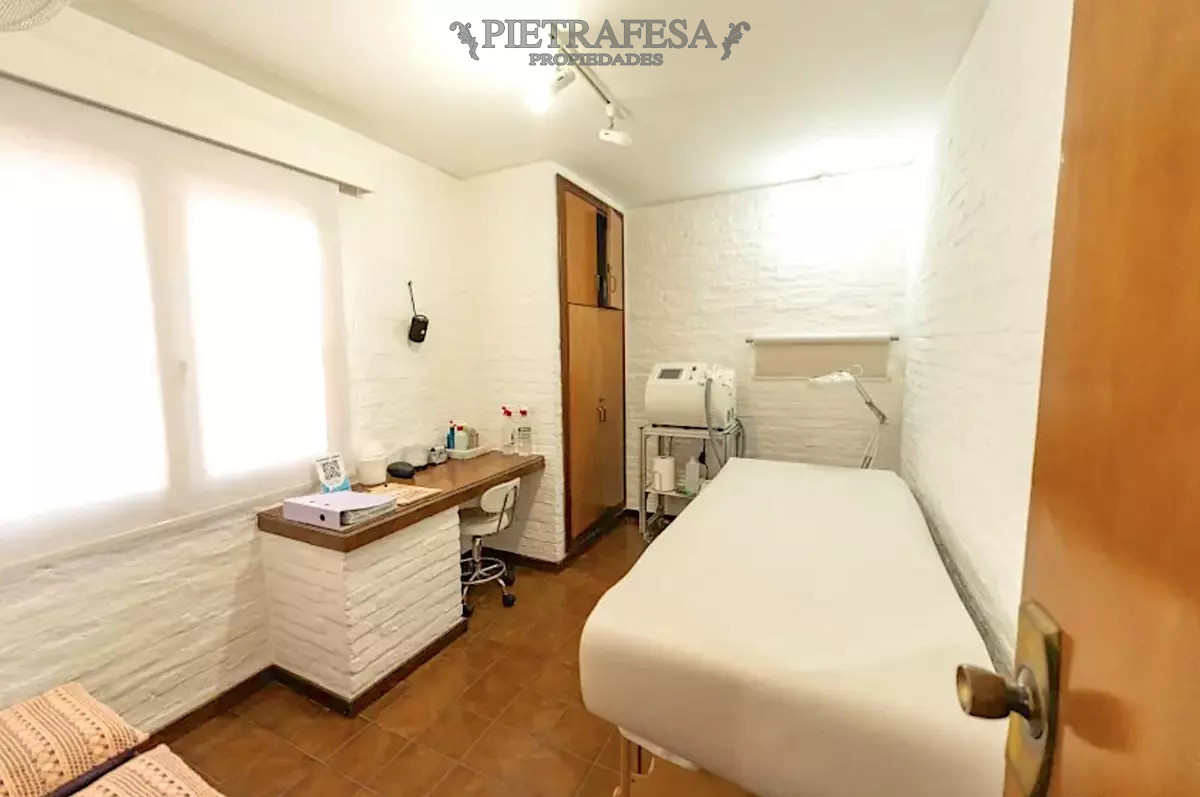 Casa ID.14081 - Casa En Punta Carretas 445m², 3 Dorm + Servicio + Escritorio, 3 Baños, 2 Gge, Fondo, Parrillero