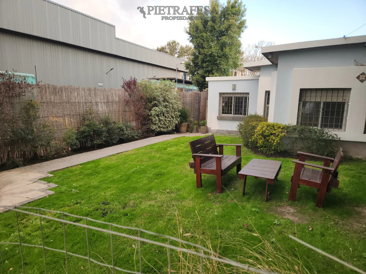 Casa ID.14532 - Casa en alquiler, 2 dormitorios, 1 baño, patio, cochera. Parque Carrasco.