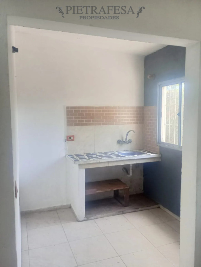Casa ID.16348 - Casa en alquiler, 1 dormitorio, 1 baño, patio. Solymar.