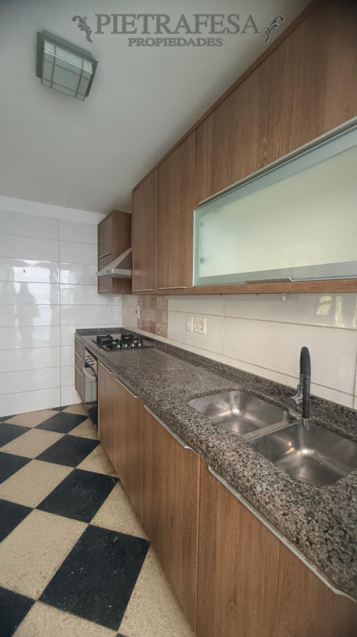 Casa ID.16023 - Casa en alquiler, 3 dormitorios, 2 baños, patio con parrillero, garaje. Punta Gorda.