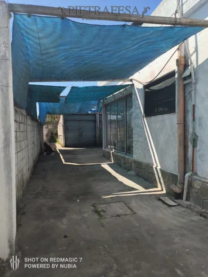 Casa ID.14497 - Casa + galpones en alquiler, 2 dormitorios, 1 baño, patio con parrillero, garaje. Bella Italia.