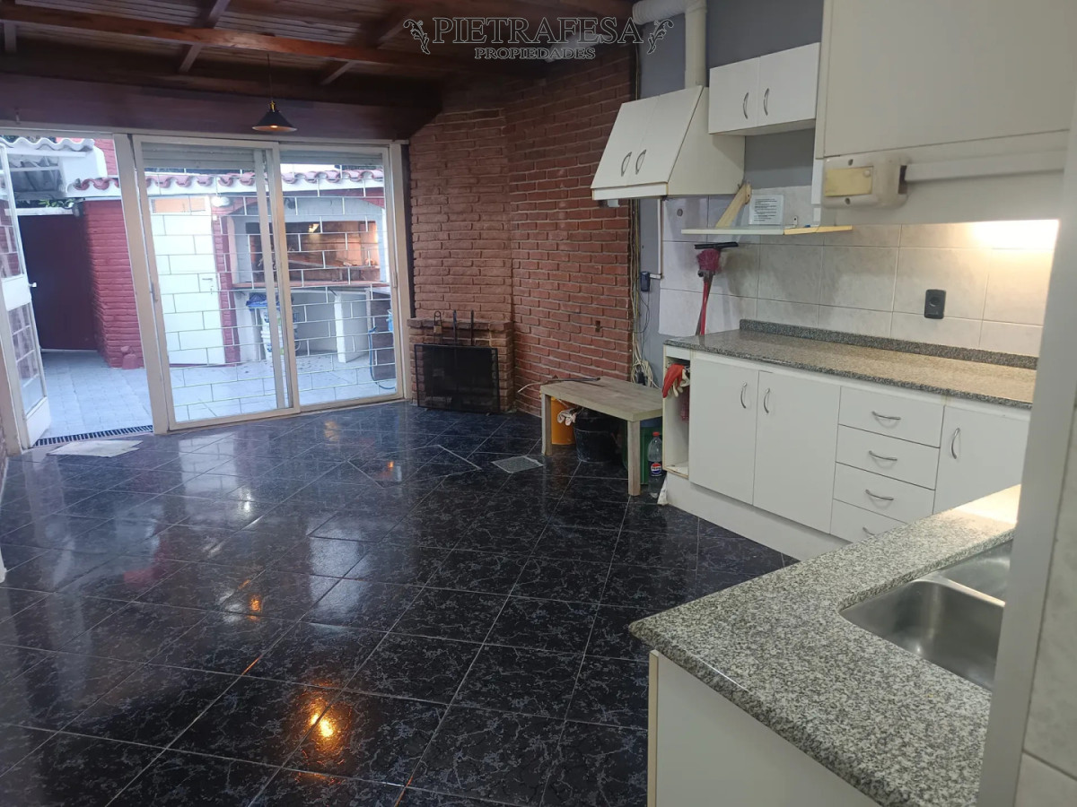 Casa ID.15746 - Casa en alquiler, 2 dormitorios, 2 baños, patio con parrillero, cochera. Brazo Oriental.