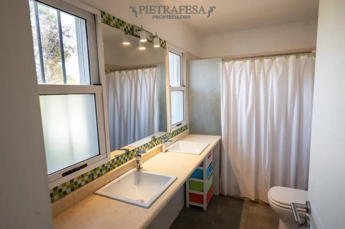 Casa ID.13859 - Gran casa en venta 4 dorm, 3 baños, fondo, garaje- Carrasco Norte 
