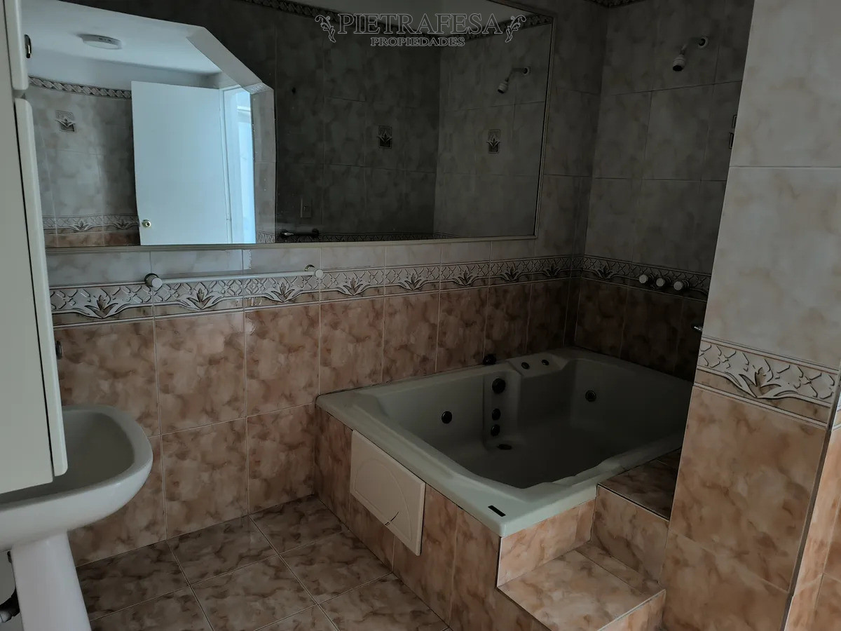 Casa ID.14985 - Casa en alquiler, 4 dormitorios, 2 baños, balcón. Centro.