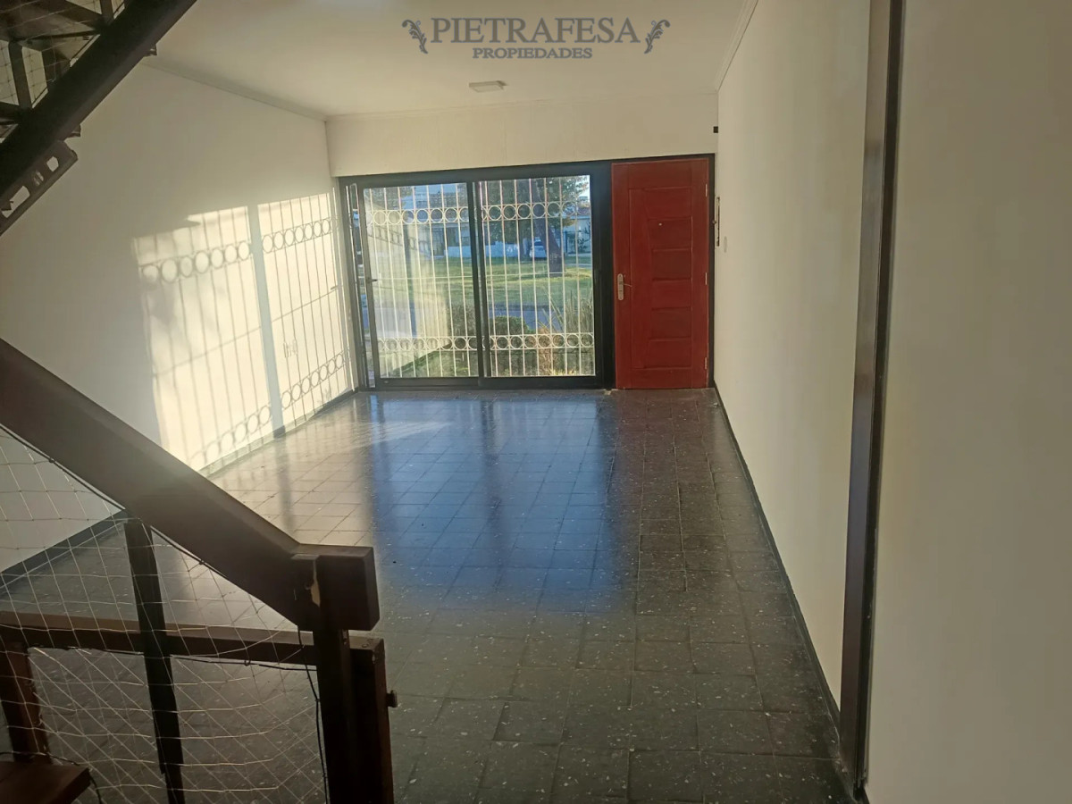 Casa ID.15746 - Casa en alquiler, 2 dormitorios, 2 baños, patio con parrillero, cochera. Brazo Oriental.