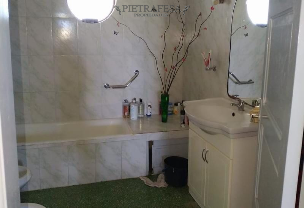 Casa ID.8581 - 2 casas con amplio terreno en venta, 6 dormitorio, 3 baños, cochera- Paso de la Arena