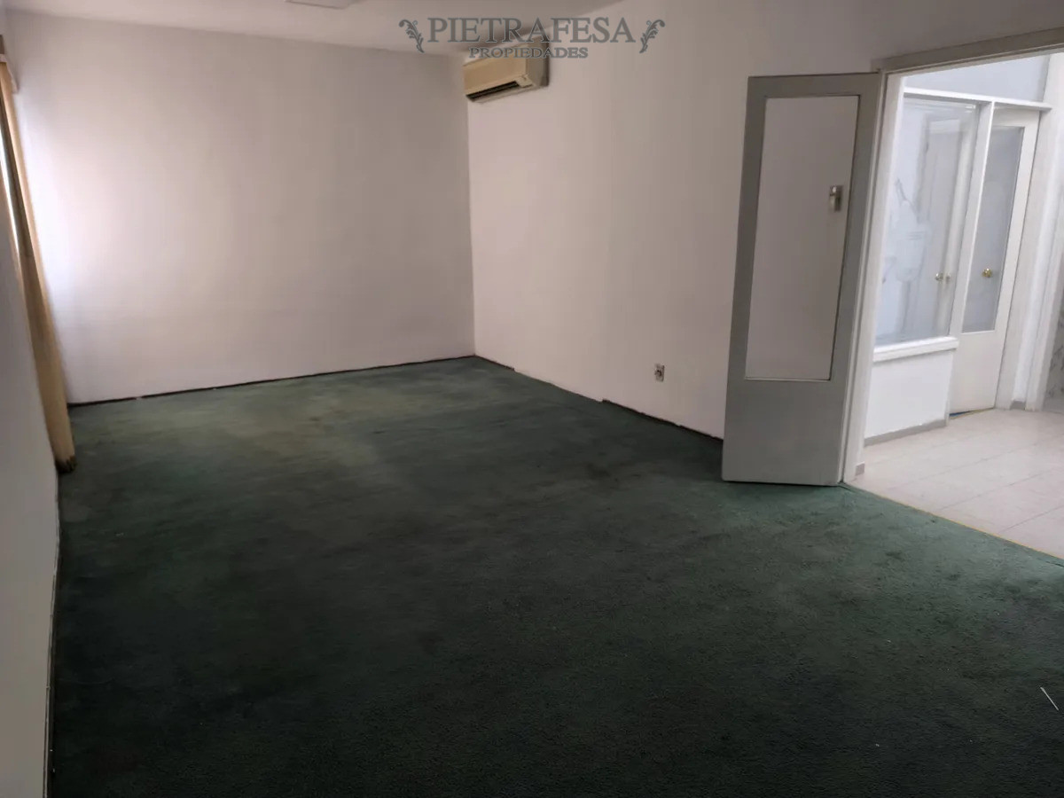 Casa ID.14985 - Casa en alquiler, 4 dormitorios, 2 baños, balcón. Centro.