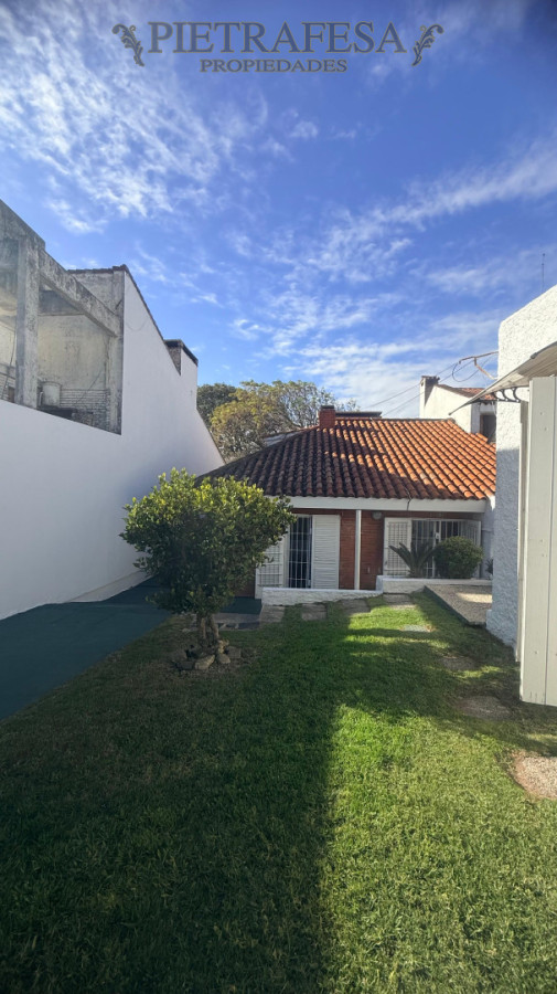 Casa ID.16023 - Casa en alquiler, 3 dormitorios, 2 baños, patio con parrillero, garaje. Punta Gorda.