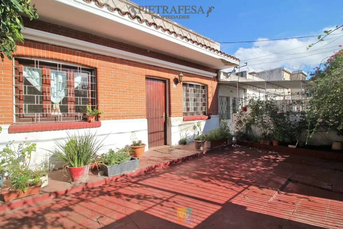 Casa ID.16389 - Casa en venta, 4 dormitorios, 2 baños, patio. Villa Española.