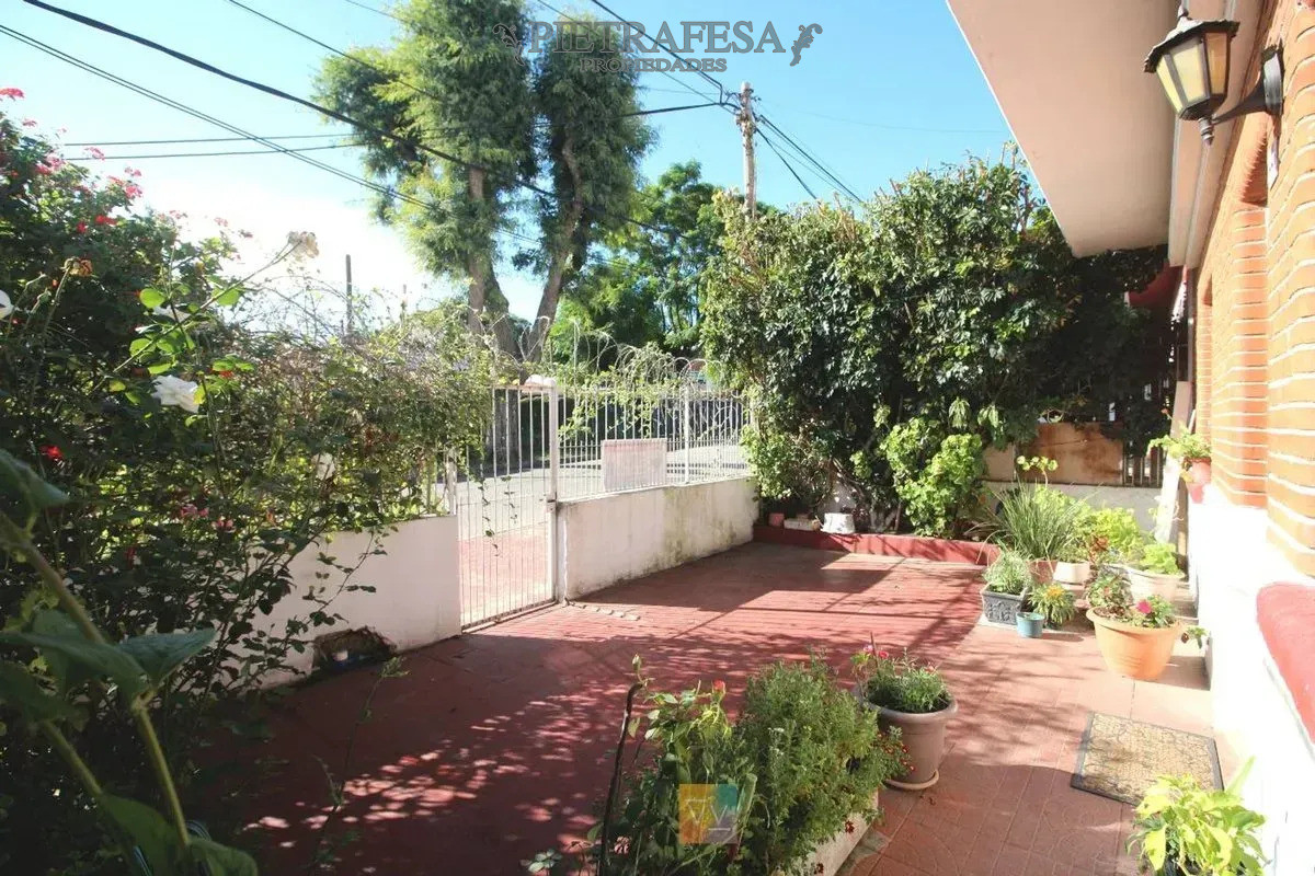 Casa ID.16389 - Casa en venta, 4 dormitorios, 2 baños, patio. Villa Española.