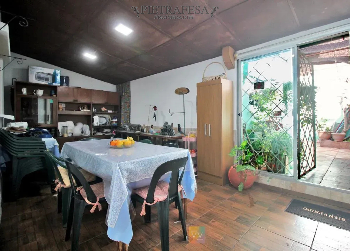 Casa ID.16389 - Casa en venta, 4 dormitorios, 2 baños, patio. Villa Española.