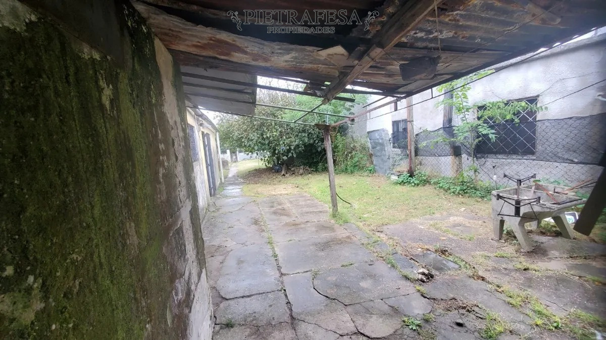 Casa ID.13842 - Oportunidad! 2 casas en venta con amplio terreno y galpón-Hipódromo