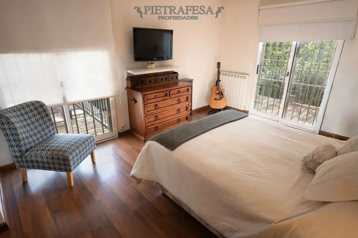 Casa ID.13859 - Gran casa en venta 4 dorm, 3 baños, fondo, garaje- Carrasco Norte 