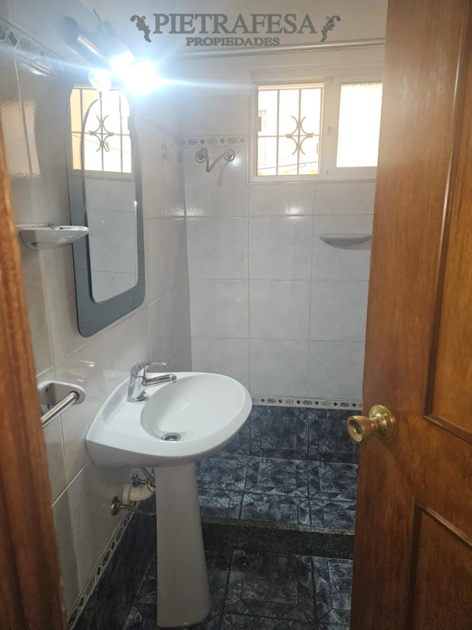 Casa ID.15859 - Casa en alquiler, 3 dormitorios. 2 baños. La Teja.