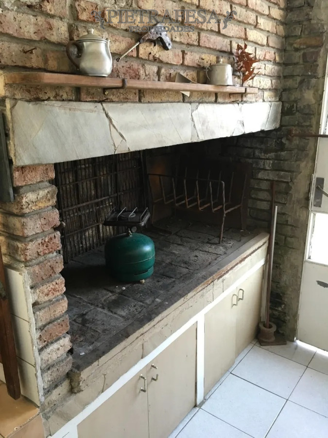 Casa ID.1424 - Casa en venta con renta 4 dormitorios 2 baños con garaje y patio- Av. San Martín - Cerrito