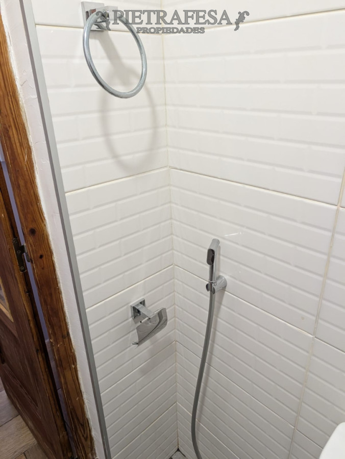 Casa ID.15156 - Gran casa en alquiler, 4 dormitorios, 2 baños, patio con parrillero, cochera. La Blanqueada.