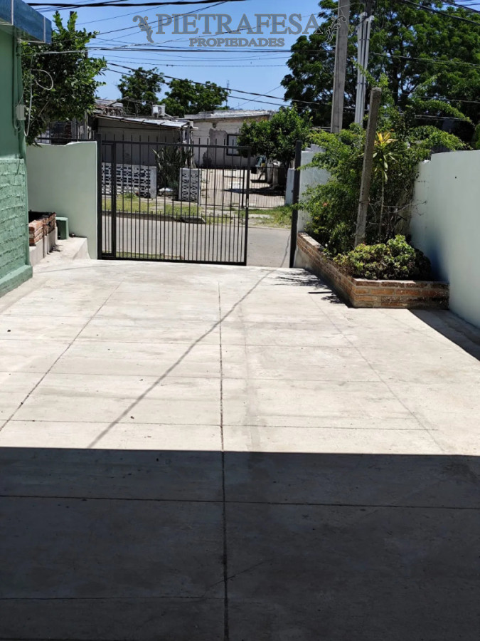 Casa ID.15131 - Casa en alquiler, 2 dormitorios, 1 baño, patio, cochera. La Teja.