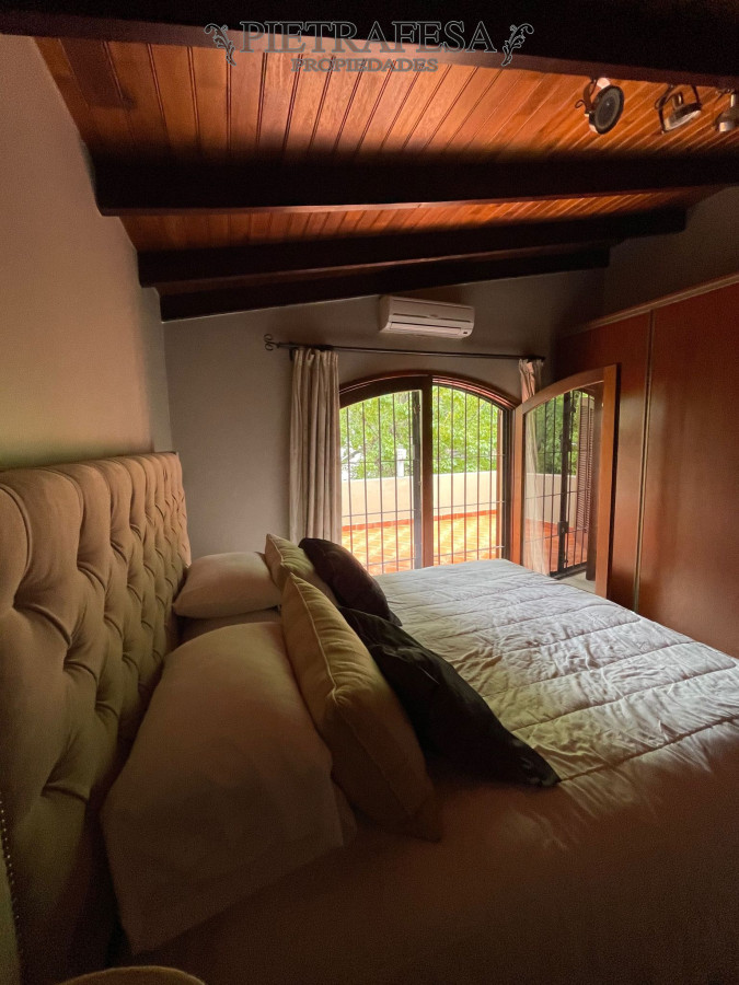 Casa ID.10966 - Casa a la venta, 4 dormitorios, 3 baños, patio, terraza con jacuzzi, garaje 3 autos - Pocitos