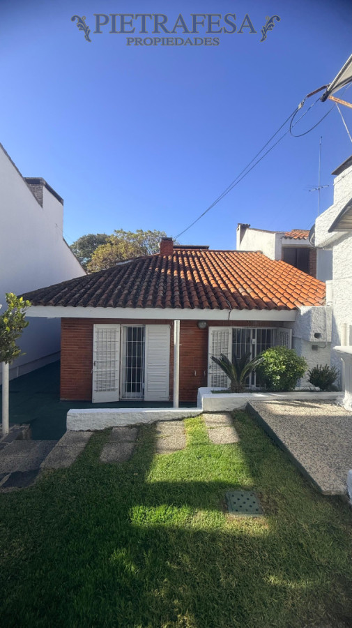 Casa ID.16023 - Casa en alquiler, 3 dormitorios, 2 baños, patio con parrillero, garaje. Punta Gorda.