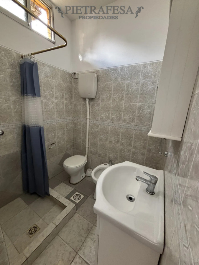 Casa ID.15818 - Casa en alquiler, 2 dormitorios, 1 baño, patio. Malvin Norte.