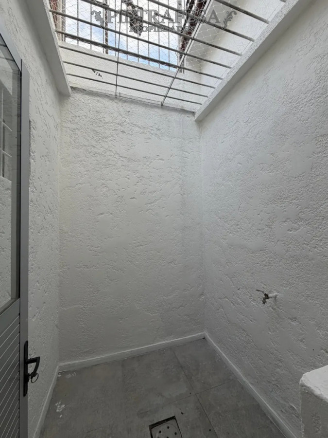 Casa ID.15952 - Casa en alquiler, 2 dormitorios, 1 baño, patio. Buceo.