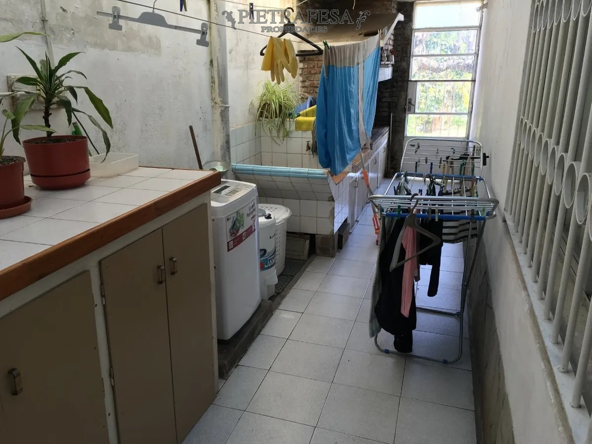Casa ID.1424 - Casa en venta con renta 4 dormitorios 2 baños con garaje y patio- Av. San Martín - Cerrito