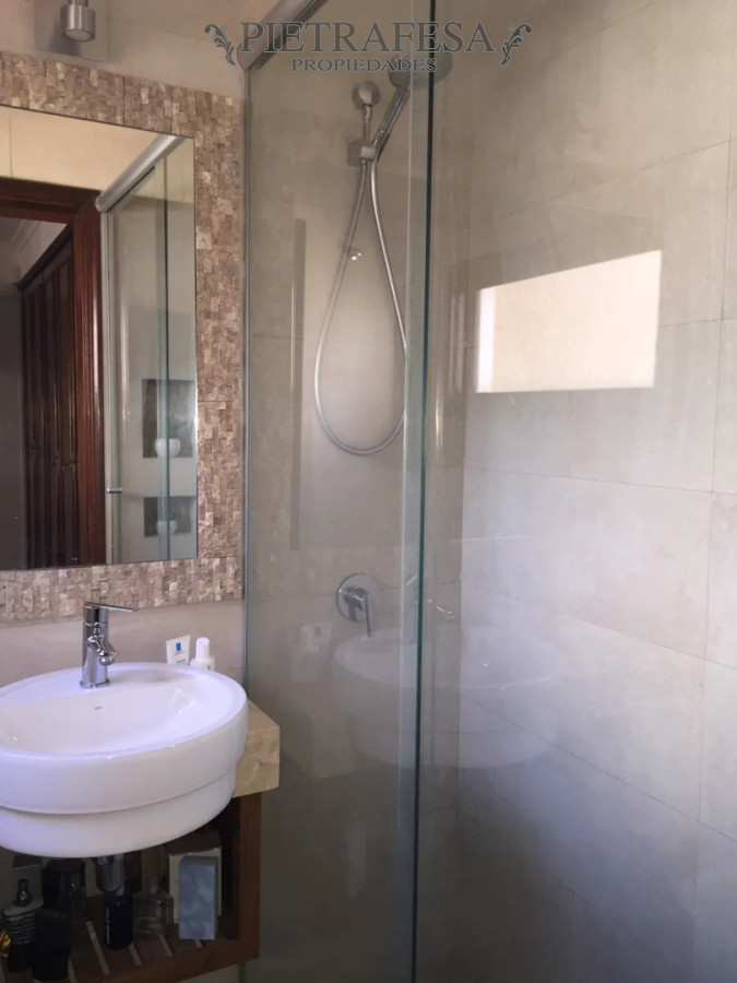 Casa ID.14953 - Casa en alquiler, 4 dormitorios, 3 baños, patio, cochera. Uso Comercial. Puerto Buceo. 