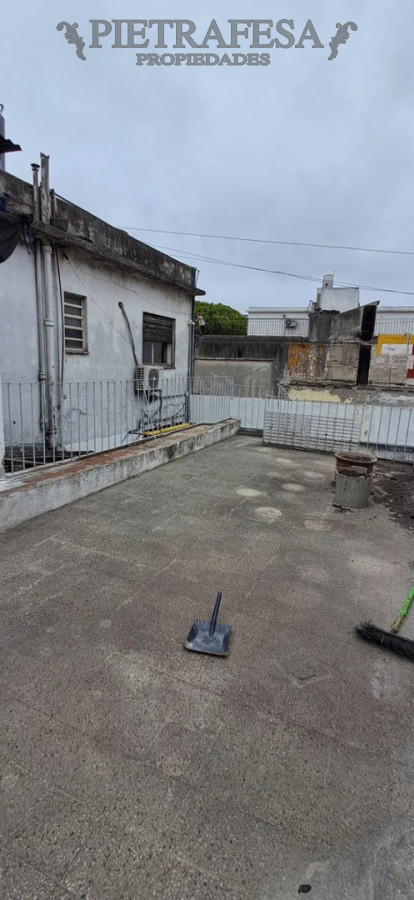 Casa ID.14956 - Casa en alquiler, 3 dormitorios, 1 baño, balcón, patio con parrillero. Tres Cruces.