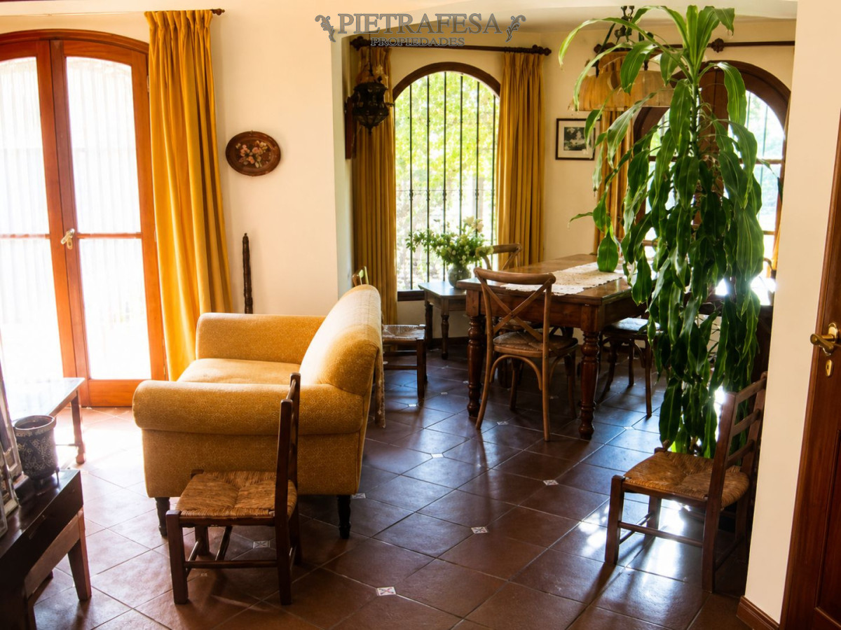Casa ID.8728 - Casa en venta, 4 dormitorios, 3 baños, patio y gje-Dr. Elías Regules-Carrasco Norte