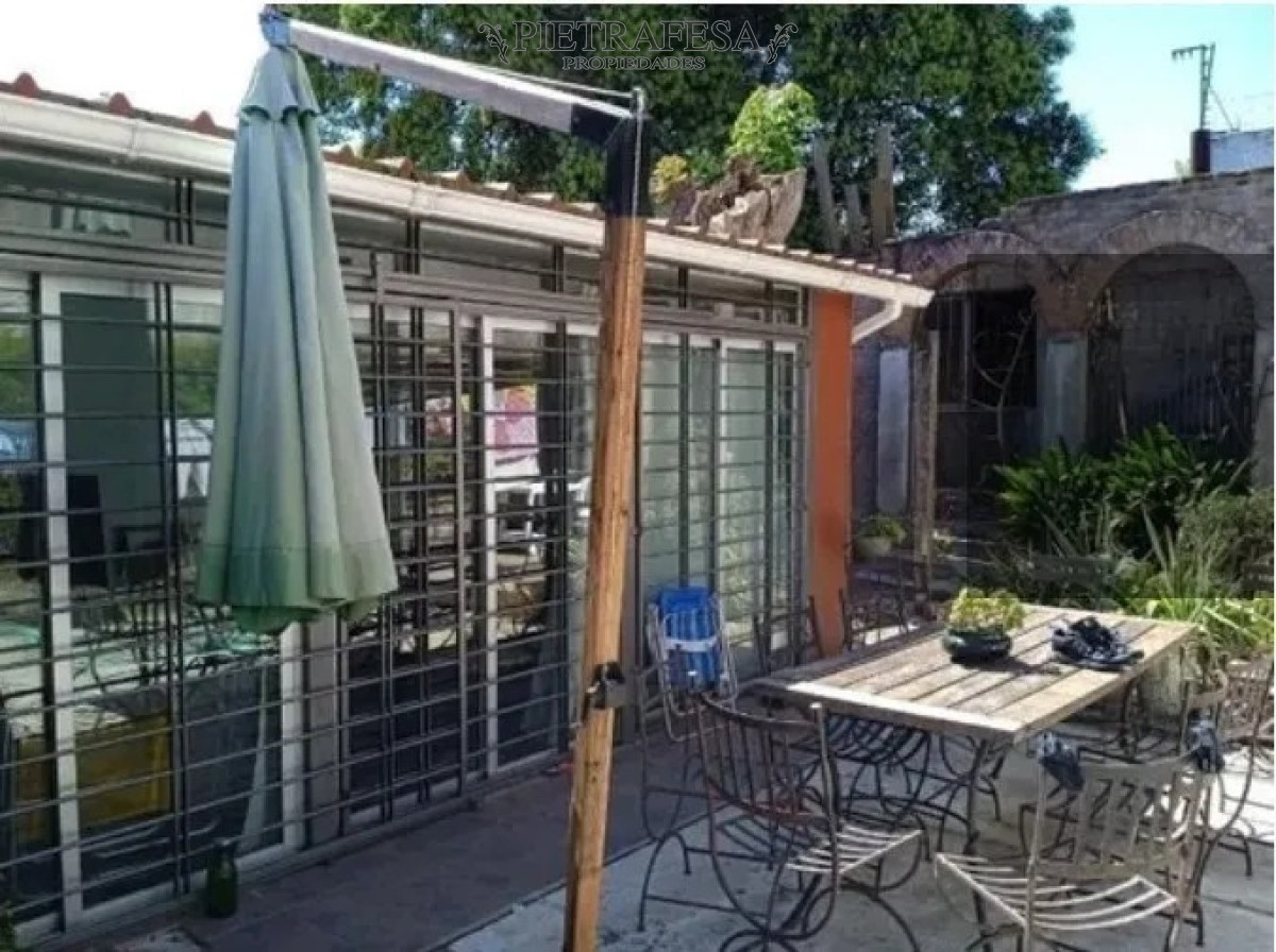 Casa ID.5276 - 2 casas mas galpón en venta, 3 dormitorios, 1 baño y fondo con parrillero- Avenida General San Martín -Brazo Orienta