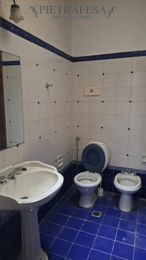 Casa ID.16083 - Casa en alquiler, 4 dormitorios, 2 baños, patio con parrillero, garaje. Parque Rodó.