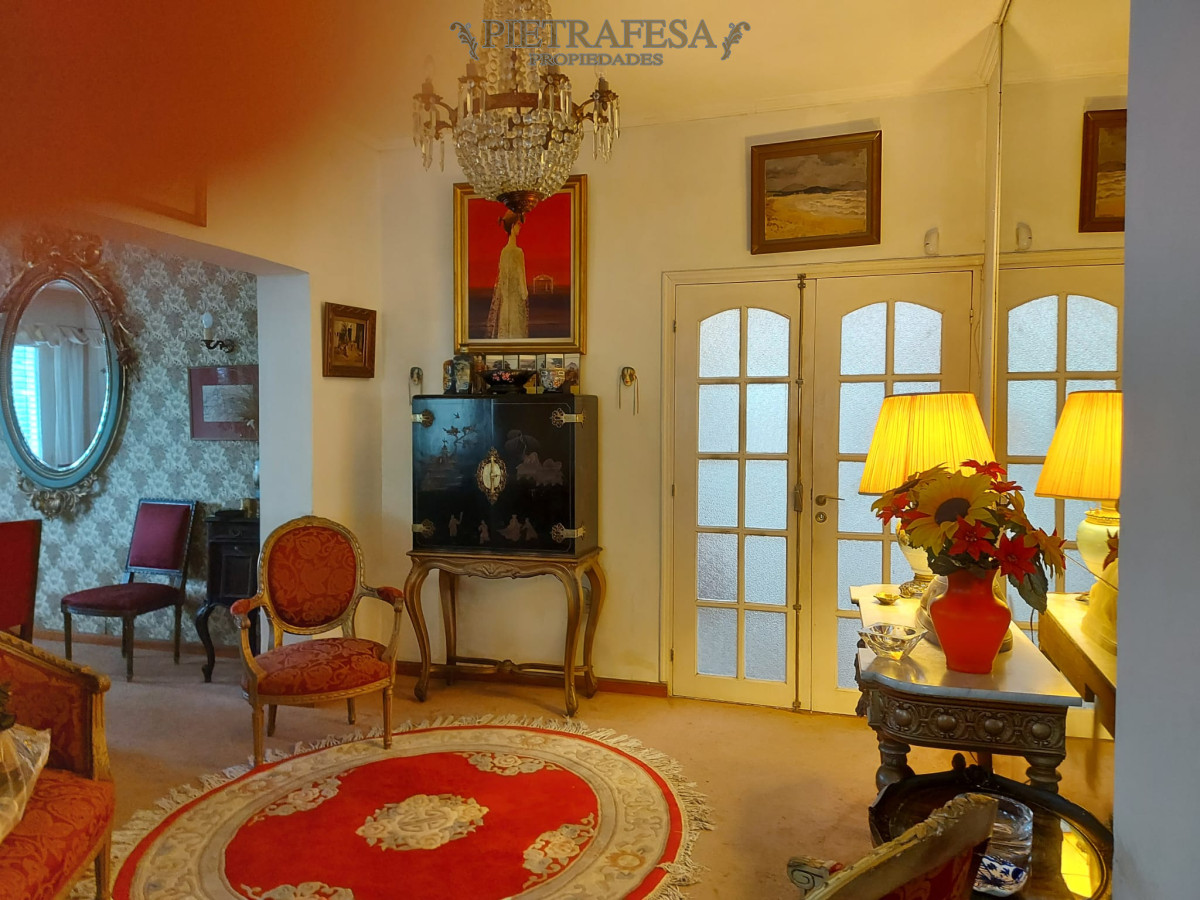 Casa ID.7322 - Casa en venta 5 dormitorios, 4 baños, fondo con piscina y garaje-Basilea-Carrasco