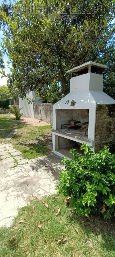Casa ID.16078 - Casa en alquiler, 2 dormitorios, 1 baño, patio con parrillero, cochera. Carrasco.