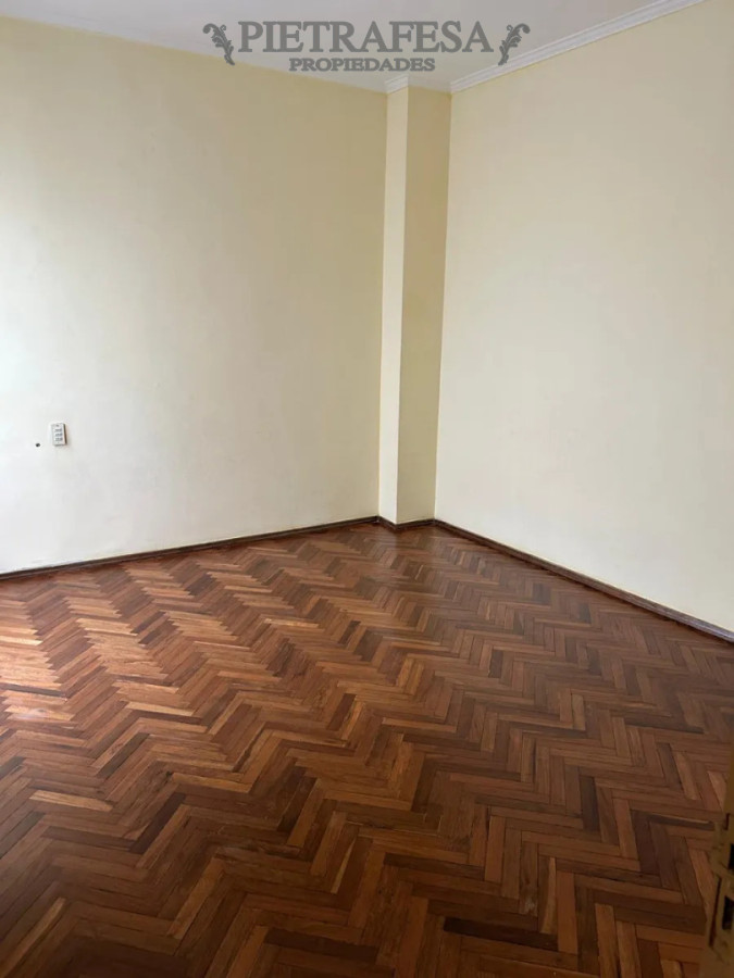 Casa ID.15044 - Casa en alquiler, 2 dormitorios, 1 baño, balcón. La Comercial.