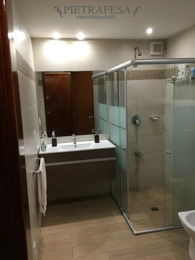 Casa ID.1424 - Casa en venta con renta 4 dormitorios 2 baños con garaje y patio- Av. San Martín - Cerrito