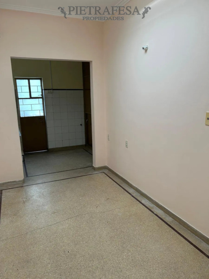 Casa ID.15044 - Casa en alquiler, 2 dormitorios, 1 baño, balcón. La Comercial.