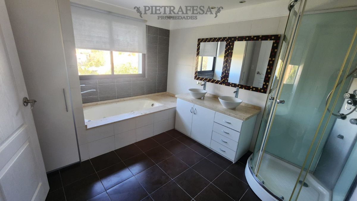 Casa ID.10442 - Casa en venta, 6 dormitorios, 5 baños, patio con parrillero, garaje. Barrio privado Carmel