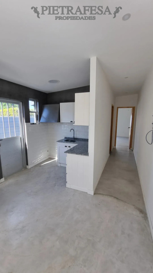 Casa ID.15357 - Casa en alquiler, 1 dormitorio, 1 baño, patio, cochera. Solymar.