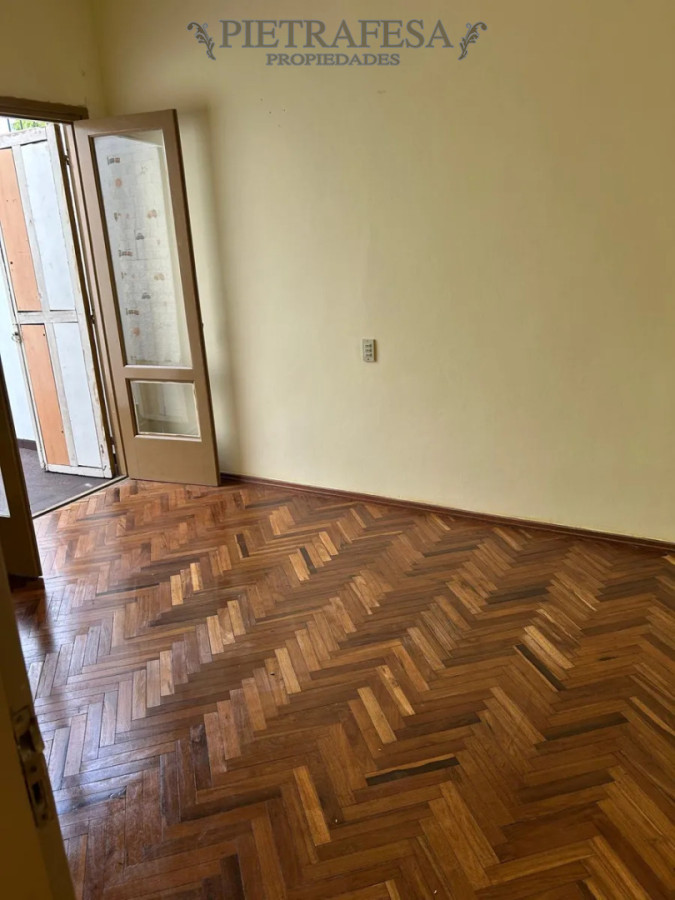 Casa ID.15044 - Casa en alquiler, 2 dormitorios, 1 baño, balcón. La Comercial.