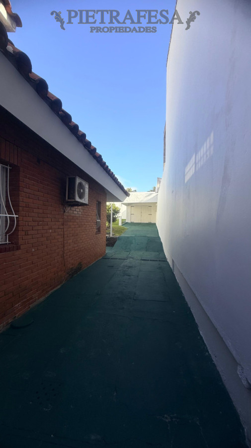 Casa ID.16023 - Casa en alquiler, 3 dormitorios, 2 baños, patio con parrillero, garaje. Punta Gorda.