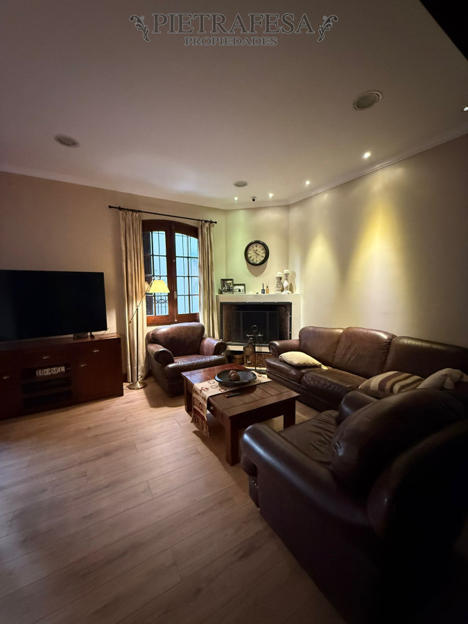 Casa ID.10966 - Casa a la venta, 4 dormitorios, 3 baños, patio, terraza con jacuzzi, garaje 3 autos - Pocitos