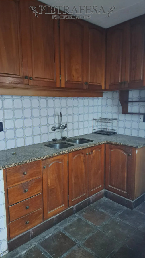 Casa ID.16083 - Casa en alquiler, 4 dormitorios, 2 baños, patio con parrillero, garaje. Parque Rodó.